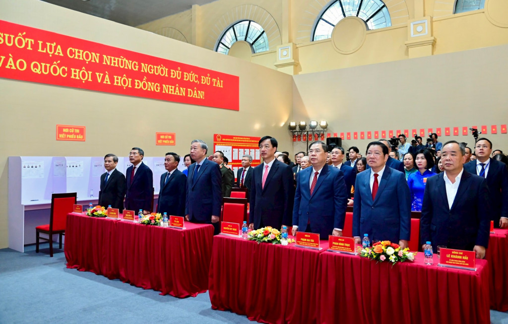 Tổng Bí thư Tô Lâm và các đồng chí lãnh đạo Trung ương, thành phố Hà Nội thực hiện nghi thức chào cờ (Ảnh: Viết Thành)