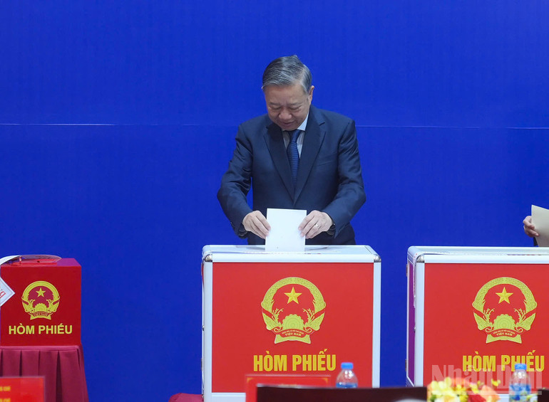 Tổng Bí thư Tô Lâm bỏ phiếu tại khu vực bỏ phiếu số 2, thuộc đơn vị bầu cử số 1, thành phố Hà Nội (Ảnh: Đăng Khoa)