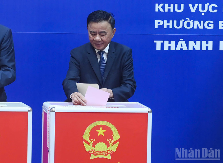 Thường trực Ban Bí thư Trần Cẩm Tú bỏ phiếu bầu đại biểu Quốc hội khóa XVI và đại biểu Hội đồng 