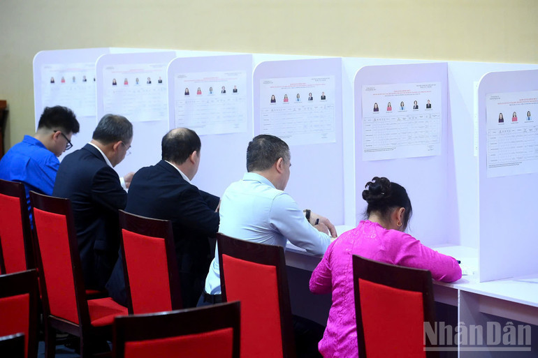 Các cử tri phường Ba Đình, thành phố Hà Nội, thực hiện quyền công dân tại khu vực bỏ phiếu số 2 (Ảnh: Đăng Khoa)