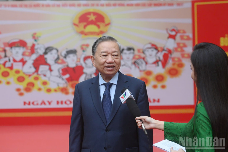 Tổng Bí thư Tô Lâm trả lời phỏng vấn ngay sau khi bỏ phiếu bầu ĐBQH khóa XVI và đại biểu HĐND các cấp nhiệm kỳ 2026 -2031 (Ảnh: Đăng Khoa)