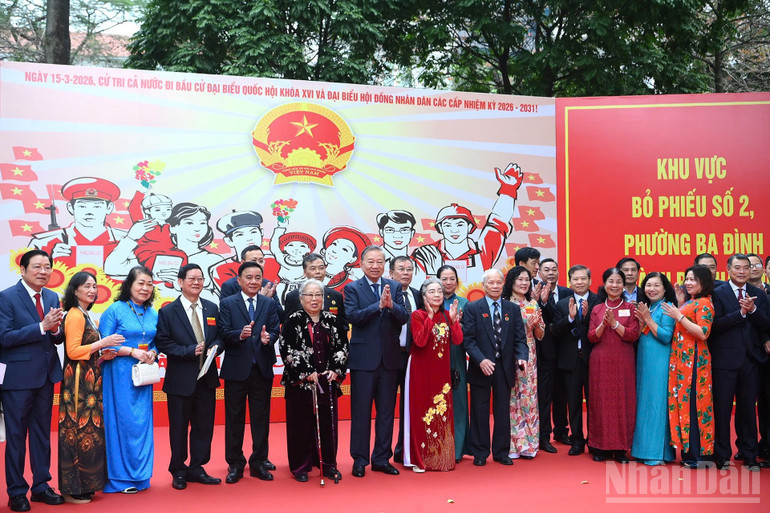 Tổng Bí thư Tô Lâm, Thường trực Ban Bí thư Trần Cẩm Tú, các đồng chí lãnh đạo và đại biểu, cử tri tại khu vực bỏ phiếu số 2, phường Ba Đình, thành phố Hà Nội (Ảnh: Đăng Khoa)
