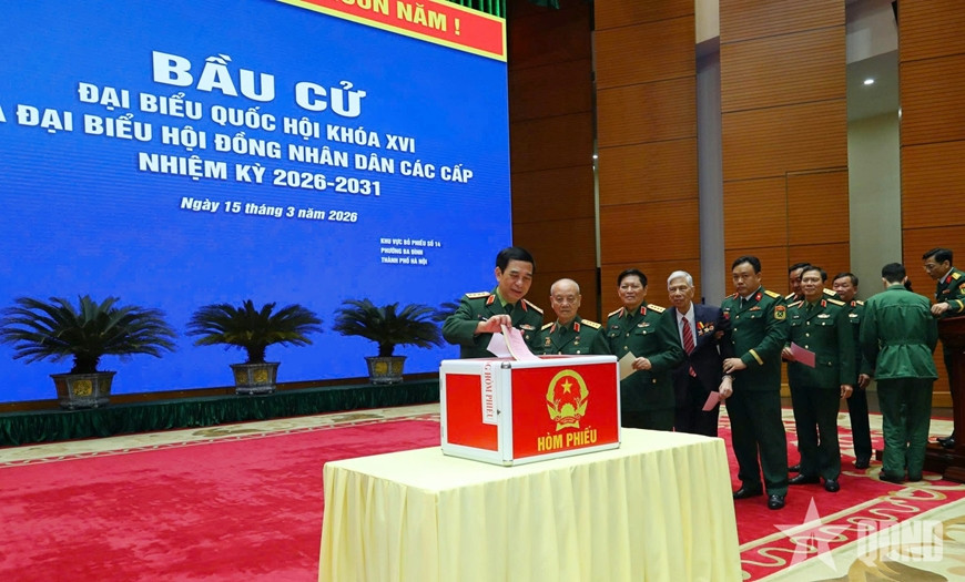 Đại tướng Phan Văn Giang, Bộ trưởng Bộ Quốc phòng, cùng các đồng chí lãnh đạo, nguyên lãnh đạo Bộ Quốc phòng tham gia bỏ phiếu tại Khu vực bỏ phiếu số 14, phường Ba Đình, Hà Nội (Ảnh: QĐND)