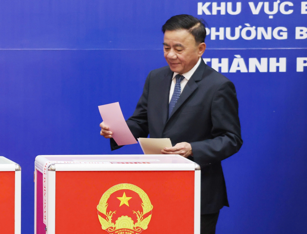 Ủy viên Bộ Chính trị, Thường trực Ban Bí thư Trần Cẩm Tú tham gia bỏ phiếu tại khu vực bỏ phiếu số 2, phường Ba Đình, Hà Nội (Ảnh: VGP/Nhật Bắc)