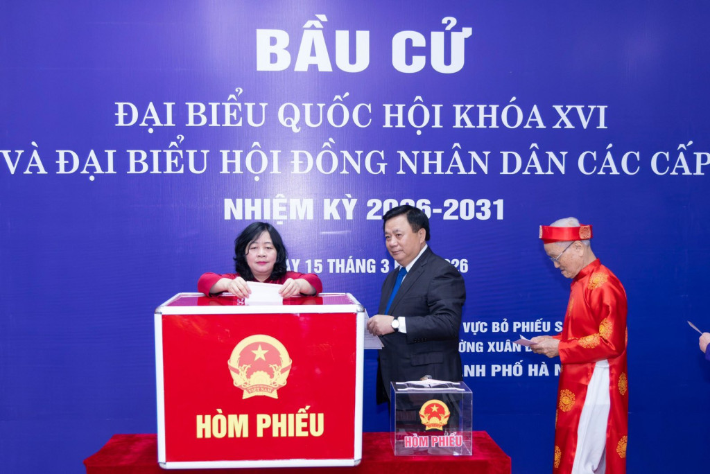 Ủy viên Bộ Chính trị, Bí thư Trung ương Đảng, Bí thư Đảng ủy Mặt trận Tổ quốc, các đoàn thể Trung ương, Chủ tịch Ủy ban Trung ương Mặt trận Tổ quốc Việt Nam Bùi Thị Minh Hoài cùng Chủ tịch Hội đồng Lý luận Trung ương Nguyễn Xuân Thắng bỏ phiếu tại Khu vực bỏ phiếu số 7, đơn vị bầu cử số 2 thuộc phường Xuân Đỉnh, Thành phố Hà Nội (Ảnh: VGP/Thu Giang)