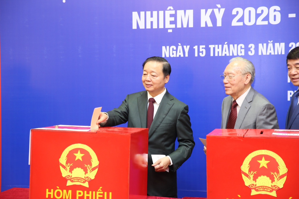 Phó Thủ tướng Chính phủ Trần Hồng Hà bỏ phiếu tại khu vực bỏ phiếu số 7, phường Phúc Lợi. Toàn phường Phúc Lợi trên 40.230 cử tri tham gia bầu cử đại biểu Quốc hội và đại biểu HĐND Thành phố; trong đó 36.459 cử tri tham gia bầu cử đại biểu HĐND phường. Hơn 3.400 cử tri tại Đơn vị bầu cử số 2 - Khu vực bầu cử số 7 đã thực hiện bỏ phiếu bầu đại biểu Quốc hội khóa XVI và đại biểu HĐND các cấp nhiệm kỳ 2026-2031 (Ảnh: VGP/Minh Khôi)