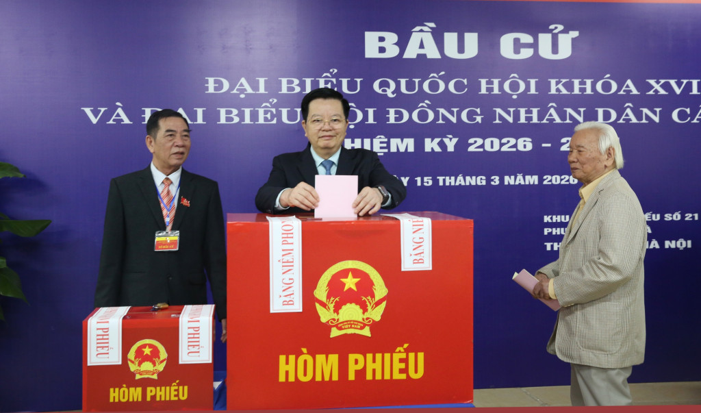 Phó Thủ tướng Mai Văn Chính thực hiện quyền công dân, tham gia bỏ phiếu tại Khu vực bỏ phiếu số 21, phường Ngọc Hà, Hà Nội (Ảnh: VGP)