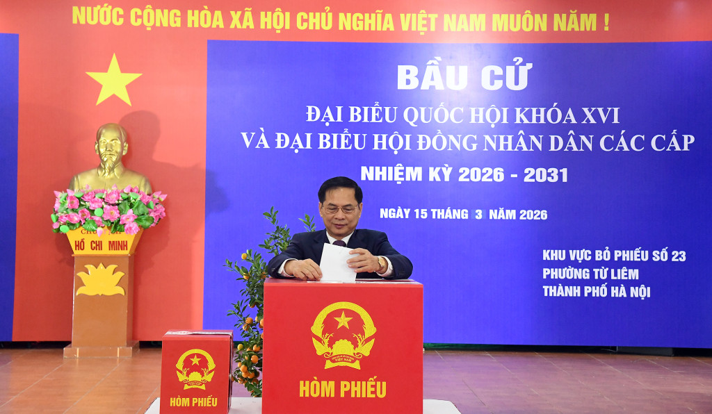 Phó Thủ tướng Bùi Thanh Sơn bỏ phiếu tại Khu vực bỏ phiếu số 23, phường Từ Liêm, Hà Nội (Ảnh: VGP/Hải Minh)