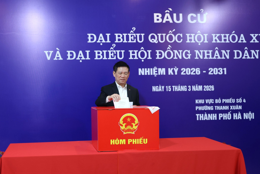Phó Thủ tướng Chính phủ Hồ Đức Phớc bỏ phiếu tại Khu vực bỏ phiếu số 4, phường Thanh Xuân, Thành phố Hà Nội (Ảnh: VGP/Trần Mạnh)