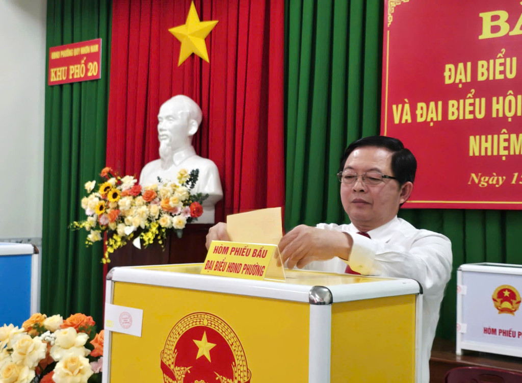 Phó Thủ tướng Hồ Quốc Dũng tham gia bầu cử tại điểm bỏ phiếu khu phố 20, phường Quy Nhơn Nam, Gia Lai (Ảnh: VGP)