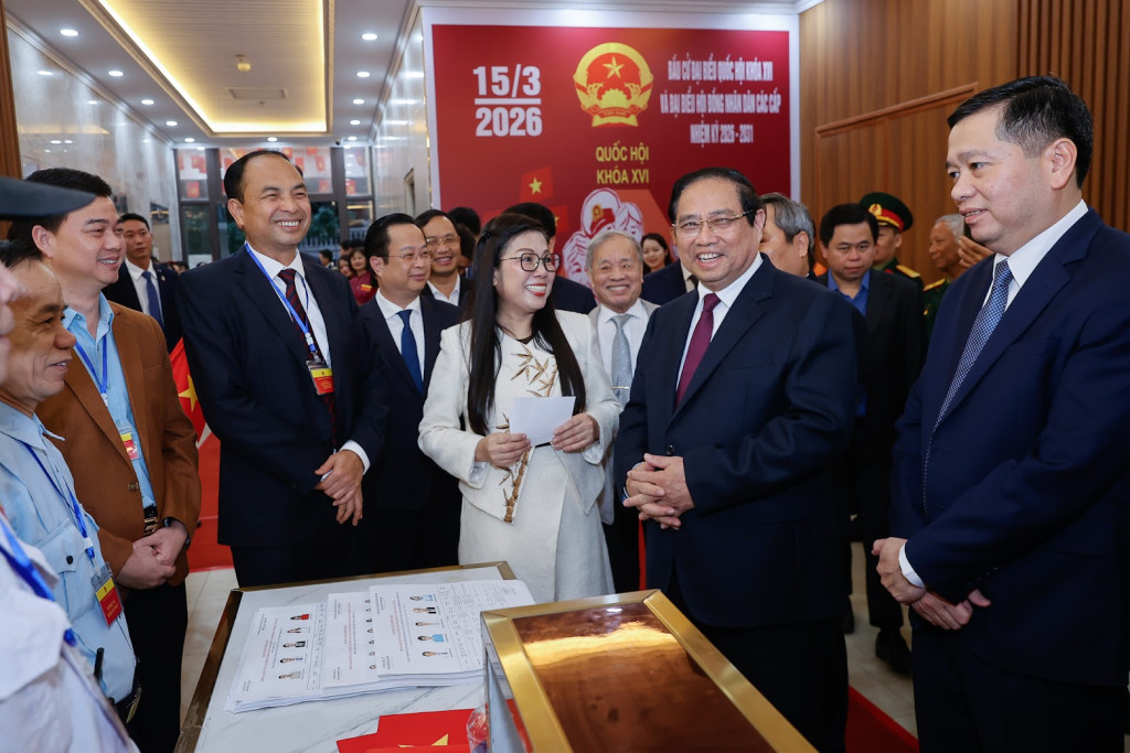 Thủ tướng Phạm Minh Chính cùng Phu nhân bỏ phiếu bầu cử tại phường Tây Hồ, thành phố Hà Nội. Toàn phường có 68.769 cử tri được phân bố trên 68 tổ dân phố với 27 điểm bỏ phiếu. Công tác tổ chức bầu cử trên địa bàn phường Tây Hồ được chuẩn bị toàn diện, chặt chẽ, tuân thủ nghiêm các quy trình, thủ tục theo quy định của pháp luật, bảo đảm các nguyên tắc dân chủ, công khai, an toàn và thuận tiện cho cử tri tham gia bầu cử.