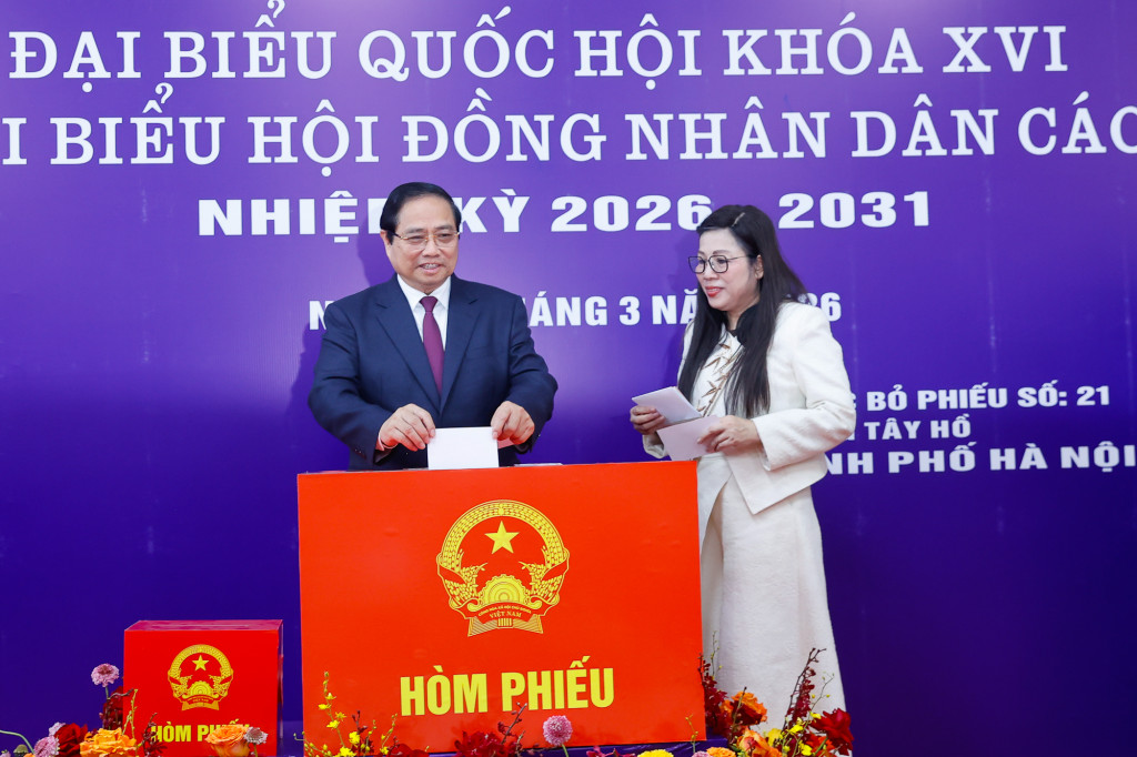 Thủ tướng Phạm Minh Chính cùng Phu nhân bỏ phiếu bầu đại biểu Quốc hội khóa XVI và HĐND các cấp nhiệm kỳ 2026-2031 (Ảnh: VGP/Nhật Bắc)