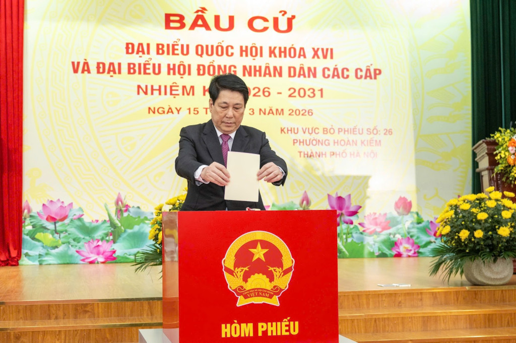 Chủ tịch nước Lương Cường thực hiện quyền cử tri tại Khu vực bỏ phiếu số 26, phường Hoàn Kiếm, thành phố Hà Nội