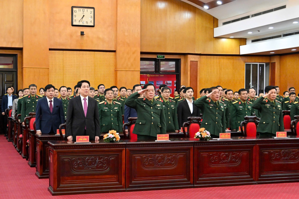 Chủ tịch nước Lương Cường; Đại tướng Nguyễn Trọng Nghĩa, Ủy viên Bộ Chính trị, Bí thư Trung ương Đảng, Chủ nhiệm Tổng cục Chính trị Quân đội nhân dân Việt Nam dự lễ chào cờ khai mạc ngày bầu cử tại Khu vực bỏ phiếu số 26, phường Hoàn Kiếm, thành phố Hà Nội (Ảnh: VGP)