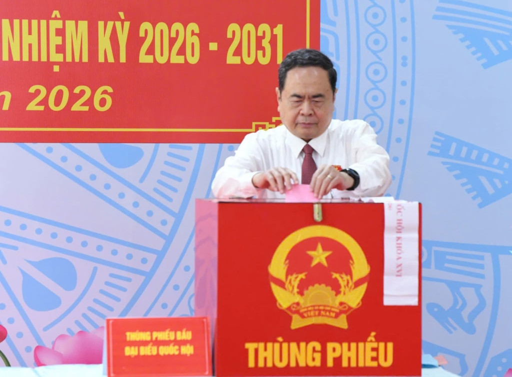Chủ tịch Quốc hội Trần Thanh Mẫn, Chủ tịch Hội đồng Bầu cử quốc gia, bỏ phiếu tại Khu vực bỏ phiếu số 14 (xã Hóc Môn, TP. Hồ Chí Minh)