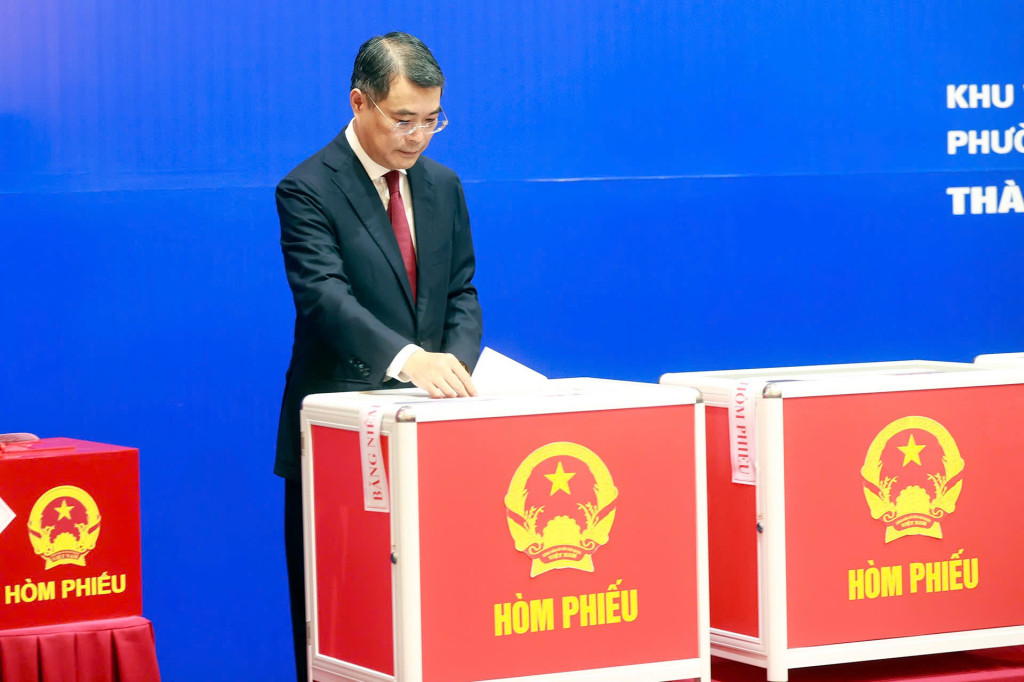 Ủy viên Bộ Chính trị, Bí thư Trung ương Đảng, Trưởng Ban Tổ chức Trung ương Lê Minh Hưng thực hiện quyền và nghĩa vụ công dân (Ảnh: VGP/Nhật Bắc)