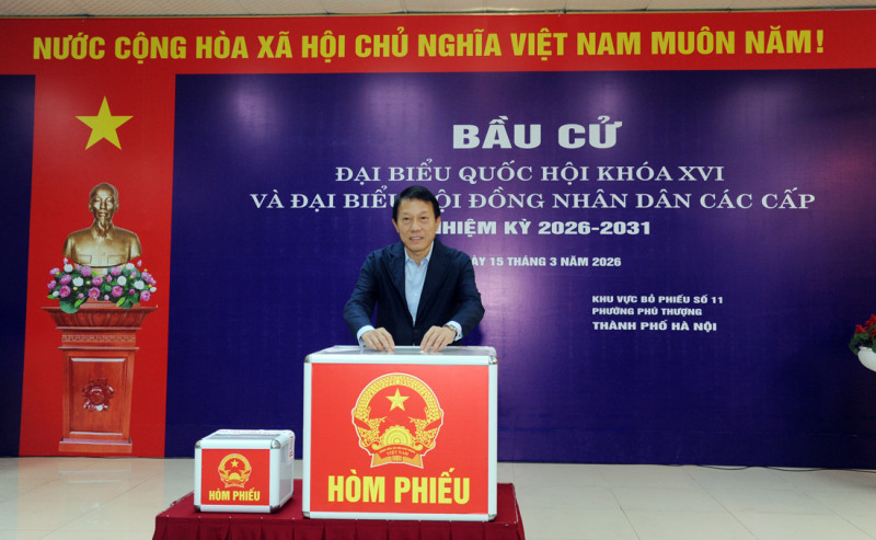 Đại tướng Lương Tam Quang, Bộ trưởng Bộ Công an tham gia bỏ phiếu tại khu vực bỏ phiếu số 11, phường Phú Thượng, thành phố Hà Nội