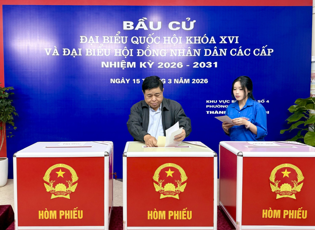 Phó Thủ tướng Nguyễn Chí Dũng tham gia bỏ phiếu tại Khu vực bầu cử số 4, phường Ba Đình, Hà Nội (Ảnh: VGP/Thu Sa)