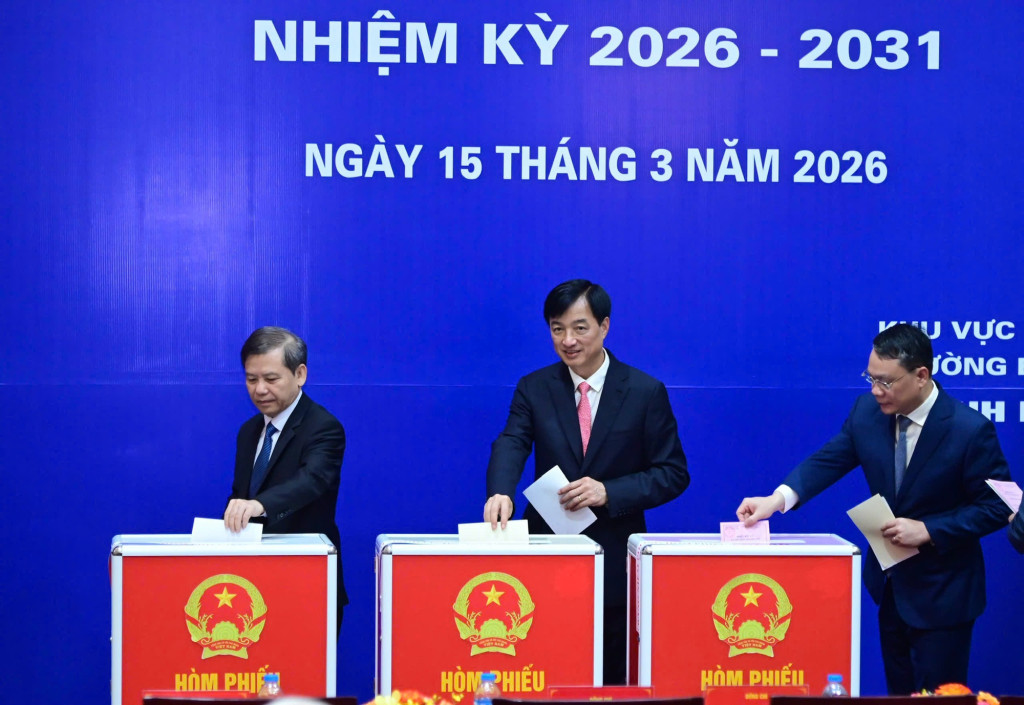 Trưởng Ban Nội chính Trung ương Lê Minh Trí và Bí thư Thành ủy Nguyễn Duy Ngọc bỏ phiếu tại khu vực bỏ phiếu số 2, phường Ba Đình, Hà Nội (Ảnh: VGP/Nhật Bắc)