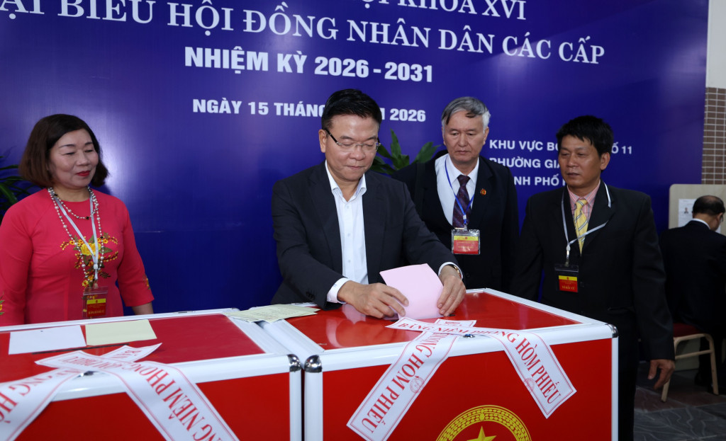 Phó Thủ tướng Lê Thành Long bỏ phiếu tại Khu vực bỏ phiếu số 10-11, phường Giảng Võ, Hà Nội (Ảnh: VGP/Đức Tuân)
