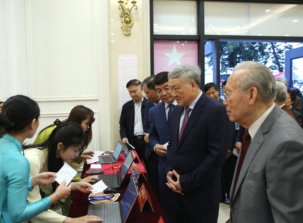 Hoà cùng không khí ngày hội toàn dân đi bầu cử, Phó Thủ tướng Thường trực Chính phủ Nguyễn Hòa Bình, Phó Chủ tịch Hội đồng Bầu cử Quốc gia thực hiện quyền công dân, tiến hành bầu cử đại biểu Quốc hội khóa XVI và đại biểu HĐND các cấp nhiệm kỳ 2026-2031 tại Đơn vị bầu cử số 2 - Khu vực bỏ phiếu số 7, phường Phúc Lợi, thành phố Hà Nội (Ảnh: VGP/Nguyễn Hoàng)