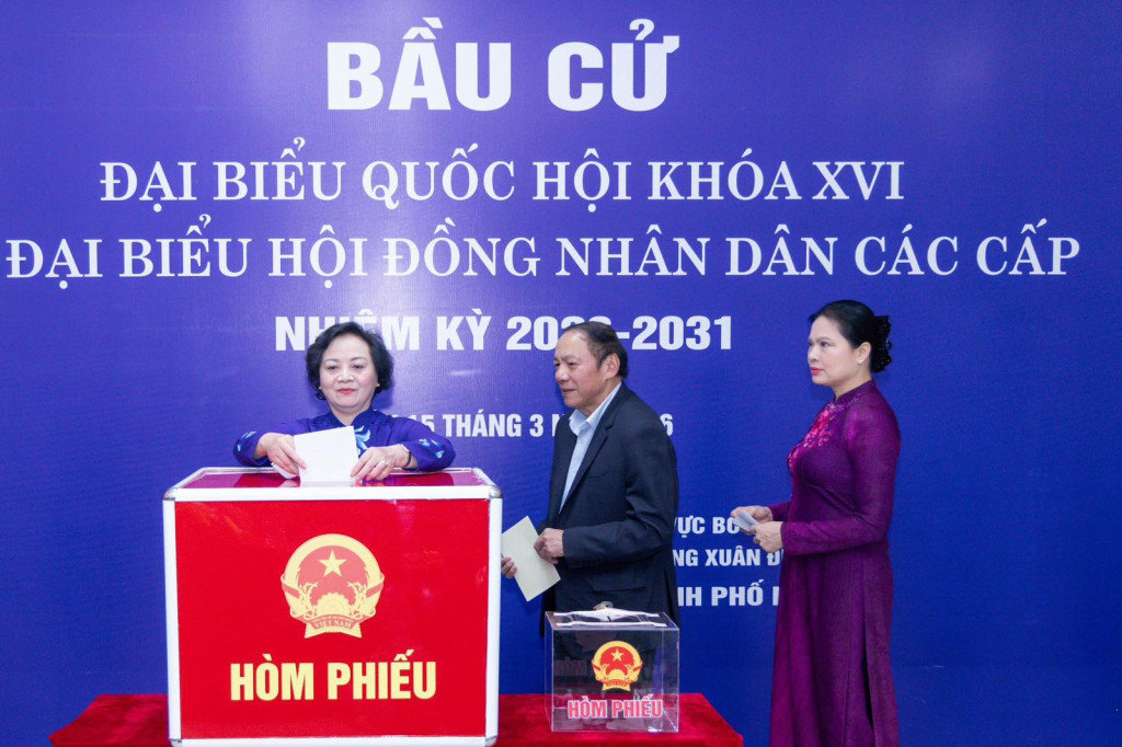 Bí thư Trung ương Đảng, Phó Thủ tướng Phạm Thị Thanh Trà bỏ phiếu tại Khu vực bỏ phiếu số 7, đơn vị bầu cử số 2 thuộc phường Xuân Đỉnh, Thành phố Hà Nội. Khu vực bỏ phiếu số 7 đơn vị bầu cử số 2 thuộc Tổ dân phố số 9, Tổ dân phố số 10 phường Xuân Đỉnh, Thành phố Hà Nội có 1171 cử tri; trong đó có nhiều đồng chí lãnh đạo Đảng, Nhà nước: Bà Bùi Thị Minh Hoài, Ủy viên Bộ Chính trị, Bí thư Trung ương Đảng, Chủ tịch Ủy ban Trung ương MTTQ Việt Nam, Phó Chủ tịch Hội đồng Bầu cử Quốc gia; ông Nguyễn Xuân Thắng, Ủy viên Bộ Chính trị khóa XIII, Chủ tịch Hội đồng lý luận Trung ương; bà Phạm Thị Thanh Trà, Bí thư Trung ương Đảng, Ủy viên Ban thường vụ Đảng ủy Chính phủ, Phó Thủ tướng Chính phủ; đồng chí Hà Thị Nga, Ủy viên Trung ương Đảng, Phó Chủ tịch - Tổng Thư ký Ủy ban Trung ương MTTQ Việt Nam; Bộ trưởng Bộ Văn hóa Thể thao và Du lịch Nguyễn Văn Hùng các đồng chí Ủy viên Trung ương; lãnh đạo các bộ, ban, ngành đoàn thể Trung ương… (Ảnh: VGP/Thu Giang)