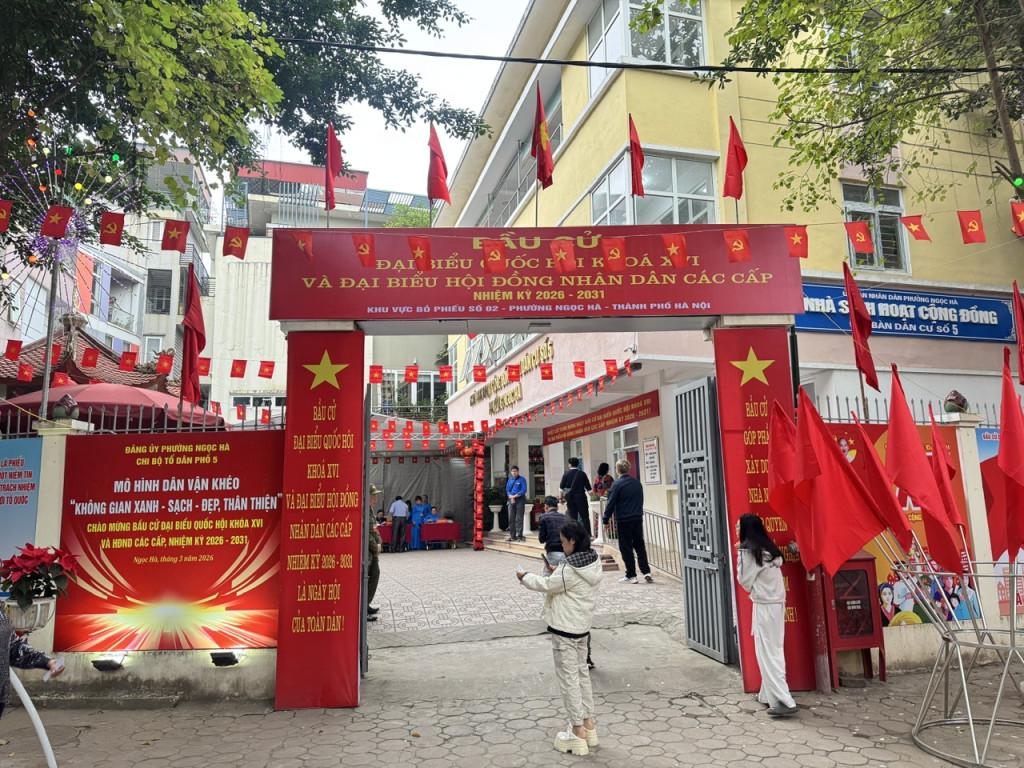 Khu vực bỏ phiếu phường Ngọc Hà được trang hoàng rực rỡ với cờ đỏ sao vàng, băng rôn và khẩu hiệu chào mừng ngày hội lớn của toàn dân (Ảnh: VGP/Gia Huy)