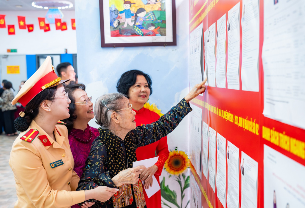 Cụ bà Đoàn Thị Thuận (101 tuổi) sống trên phố Trần Phú (phường Ba Đình, Hà Nội) thực hiện quyền bầu cử tại khu vực bỏ phiếu số 8, phường Ba Đình (Ảnh: TTXVN)
