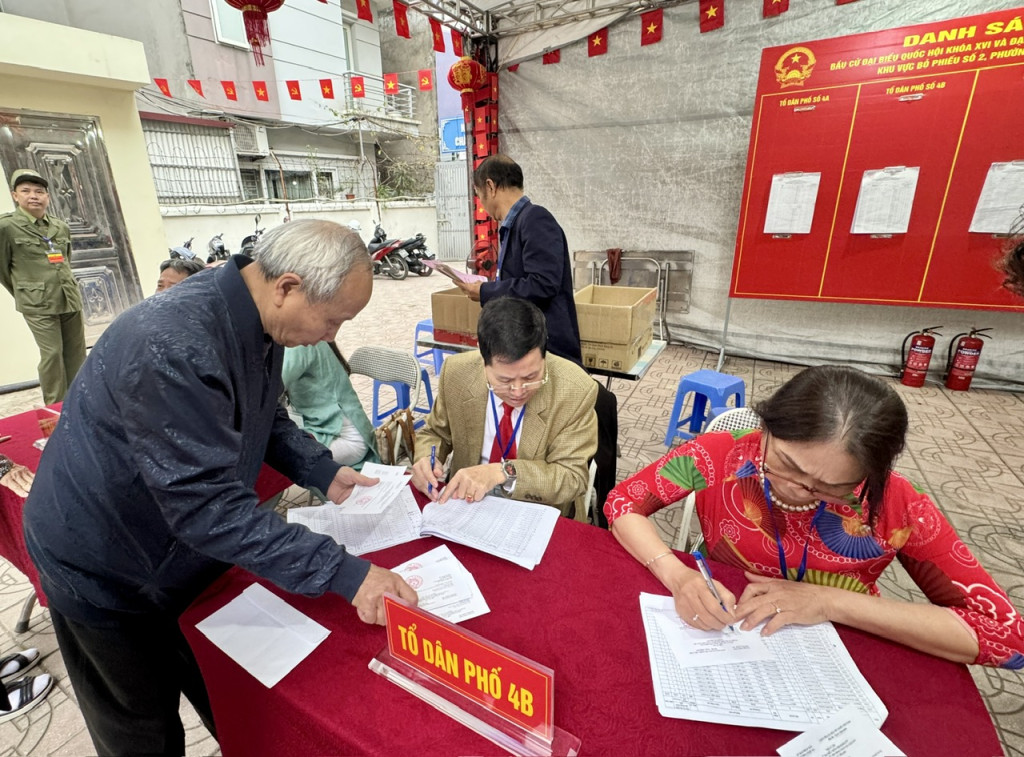 Các bàn hướng dẫn, kiểm tra danh sách cử tri và phát phiếu được sắp xếp khoa học, tạo thuận lợi để người dân tham gia bỏ phiếu nhanh chóng, trật tự (Ảnh: VGP/Gia Huy)