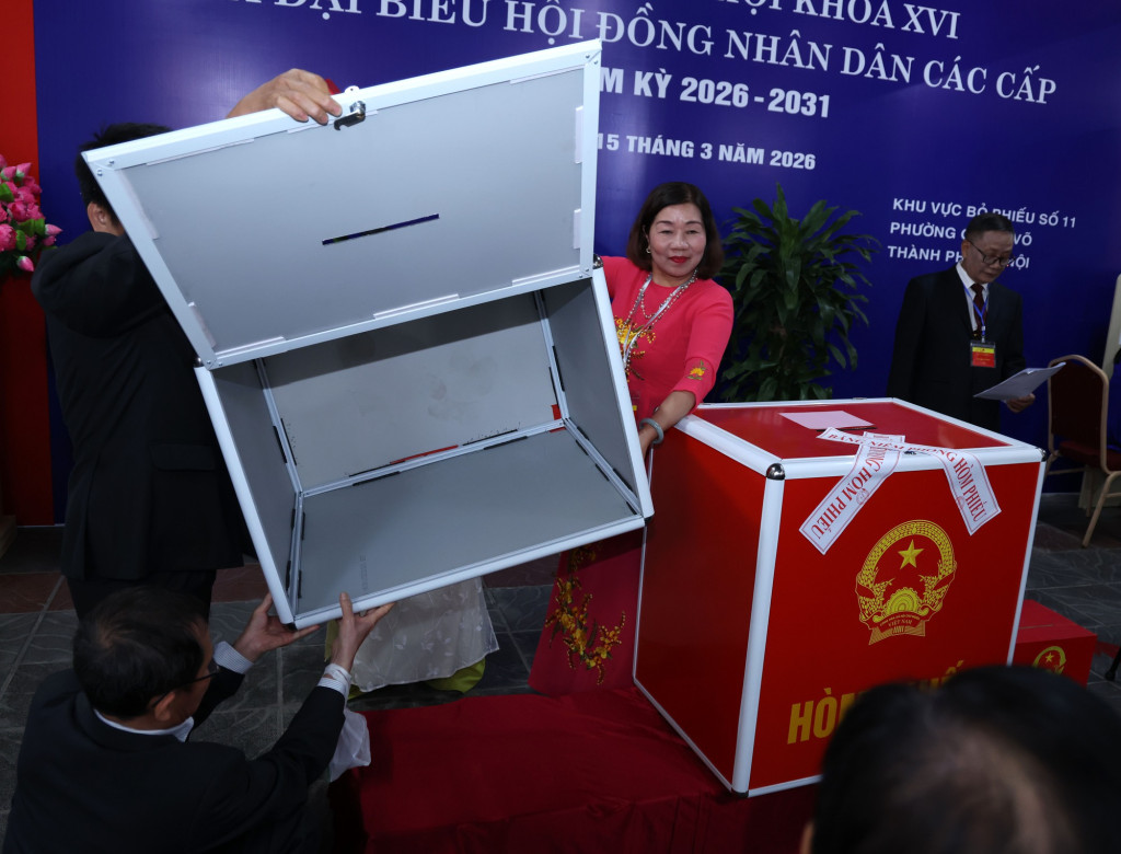 Kiểm tra hòm phiếu dưới sự chứng kiến của cử tri trước khi tiến hành bầu cử (Ảnh VGP/Đức Tuân)
