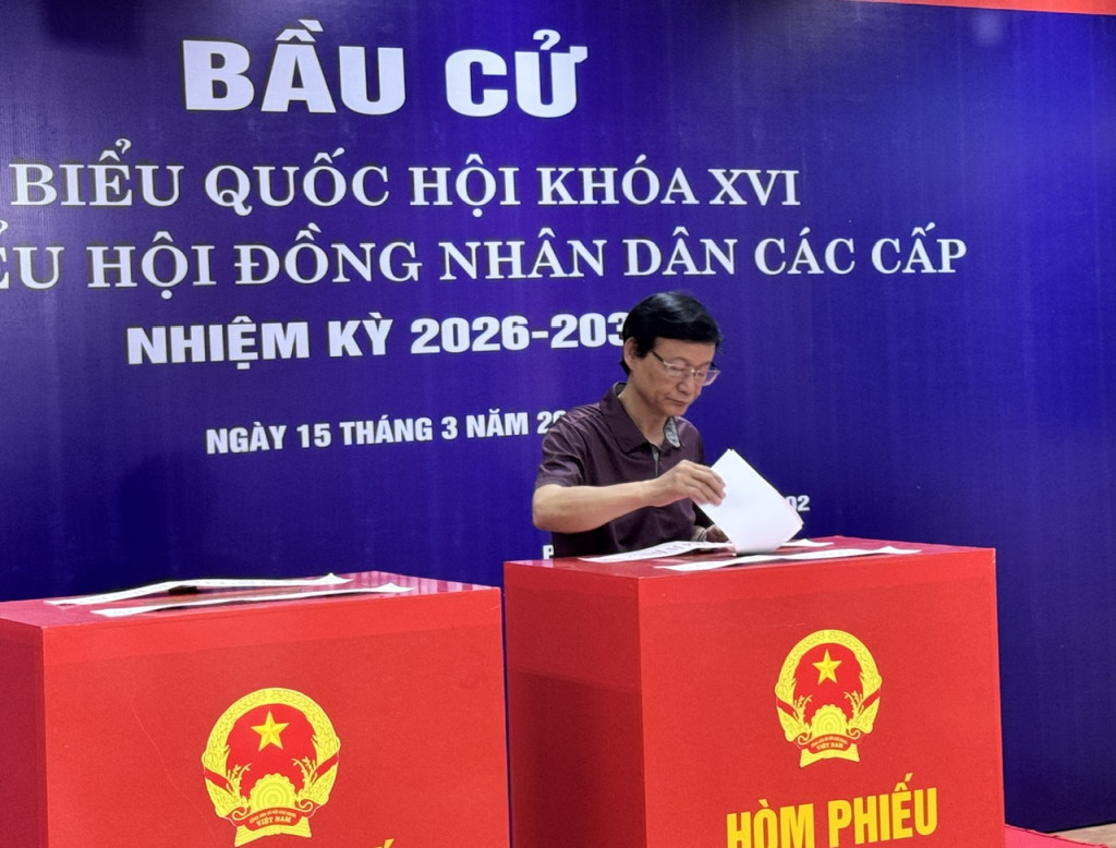 Người dân trong khu phố đến điểm bỏ phiếu với tinh thần trách nhiệm và niềm tự hào của người công dân (Ảnh: VGP/Gia Huy)