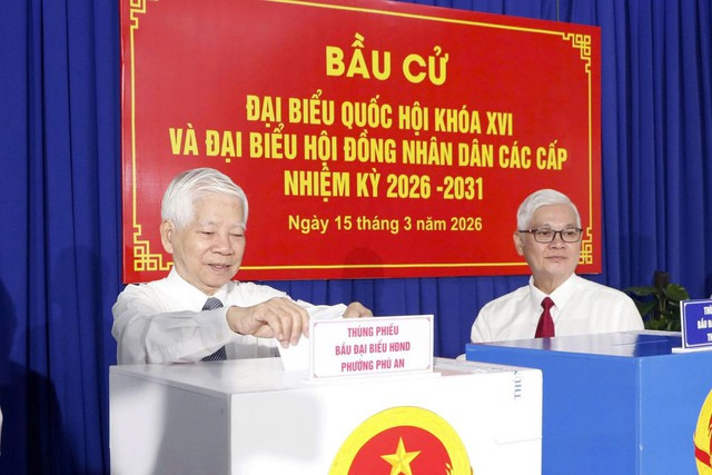 Nguyên Chủ tịch nước Nguyễn Minh Triết bỏ lá phiếu đầu tiên tại điểm bầu cử tại phường Phú An - TP. Hồ Chí Minh (Ảnh: VGP/Hữu Chung)