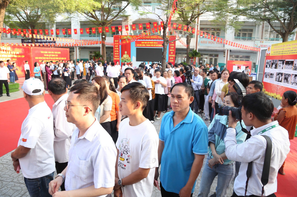 Ngay từ sáng sớm, đông đảo cử tri tại khu vực bỏ phiếu số 14, xã Hóc Môn, TPHCM đã đến chờ để thực hiện quyền và nghĩa vụ công dân (Ảnh: VGP)