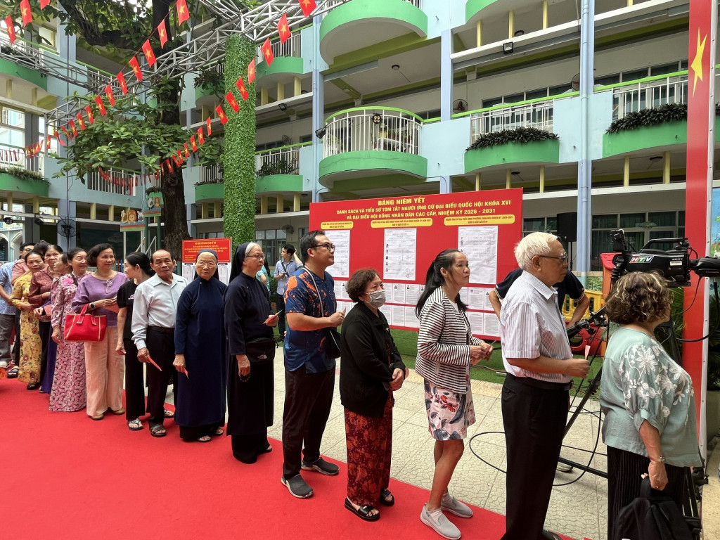 Cử tri phường Xuân Hòa, TPHCM nô nức dự Ngày hội non sông (Ảnh: VGP)