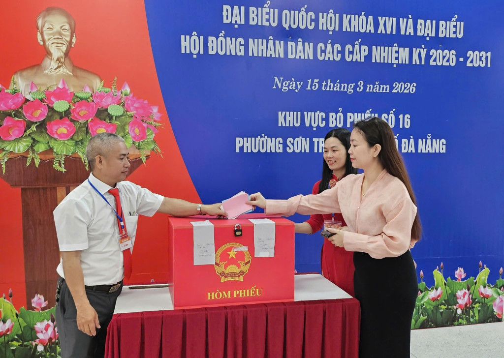 Cử tri phường Sơn Trà, TP. Đà Nẵng phấn khởi thực hiện quyền và nghĩa vụ của công dân trong Ngày hội non sông (Ảnh: VGP/Nhật Anh)