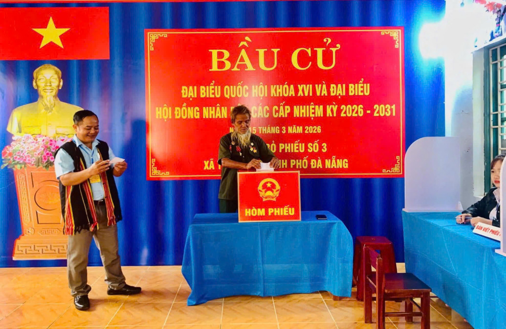 Cử tri xã miền núi Trà Đốc, TP. Đà Nẵng bỏ phiếu bầu cử đại biểu Quốc hội, HĐND các cấp (Ảnh: VGP/Nhật Anh)