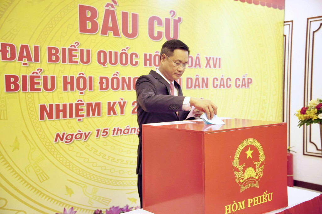 Tại khu vực bỏ phiếu số 15, phường Hải Châu, Bí thư Thành ủy Đà Nẵng Lê Ngọc Quang tham gia bỏ phiếu bầu cử (Ảnh: VGP/Nhật Anh)