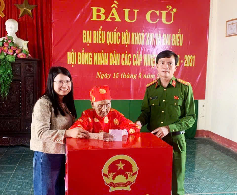 Cử tri Dương Thị Sáo, sinh ngày 01/01/1917 tại thôn An Nhơn (109 tuổi, xã Mỹ Thủy, tỉnh Quảng Trị) tham gia bỏ phiếu bầu cử (Ảnh: VGP/Nhật Anh)