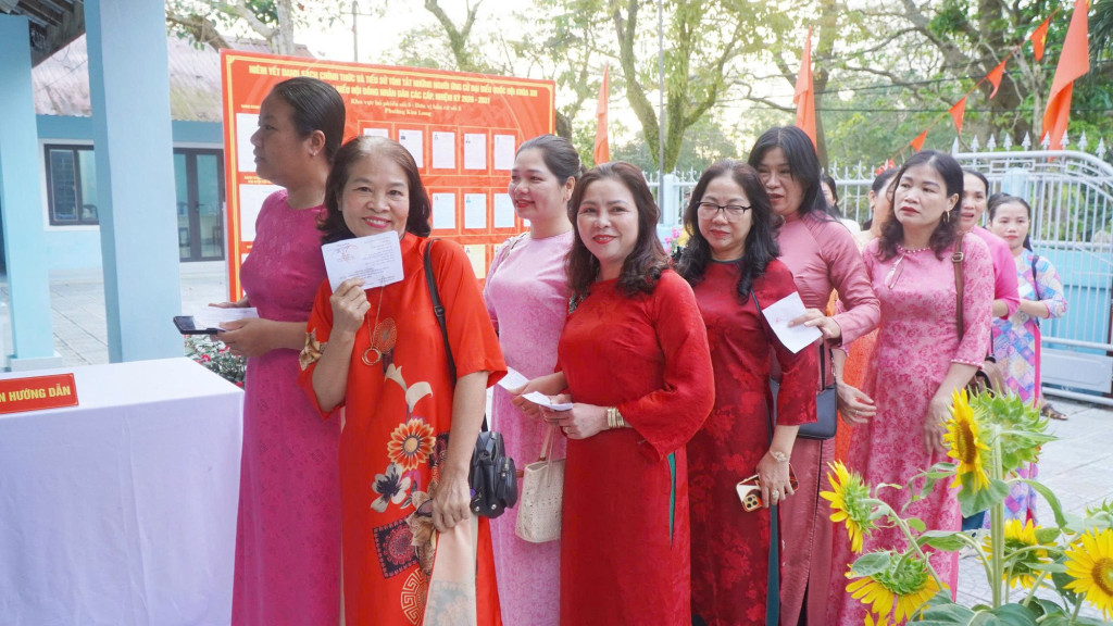 Niềm vui và sự tự hào của người dân khi thực hiện quyền làm chủ của mình (Ảnh: VGP/Nhật Anh)