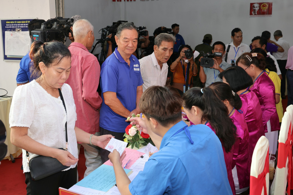 Cử tri Điểm bầu cử số 22 phường Ninh Kiều, TP. Cần Thơ trong Ngày hội của dân tộc (Ảnh: VGP/Lê Sơn)