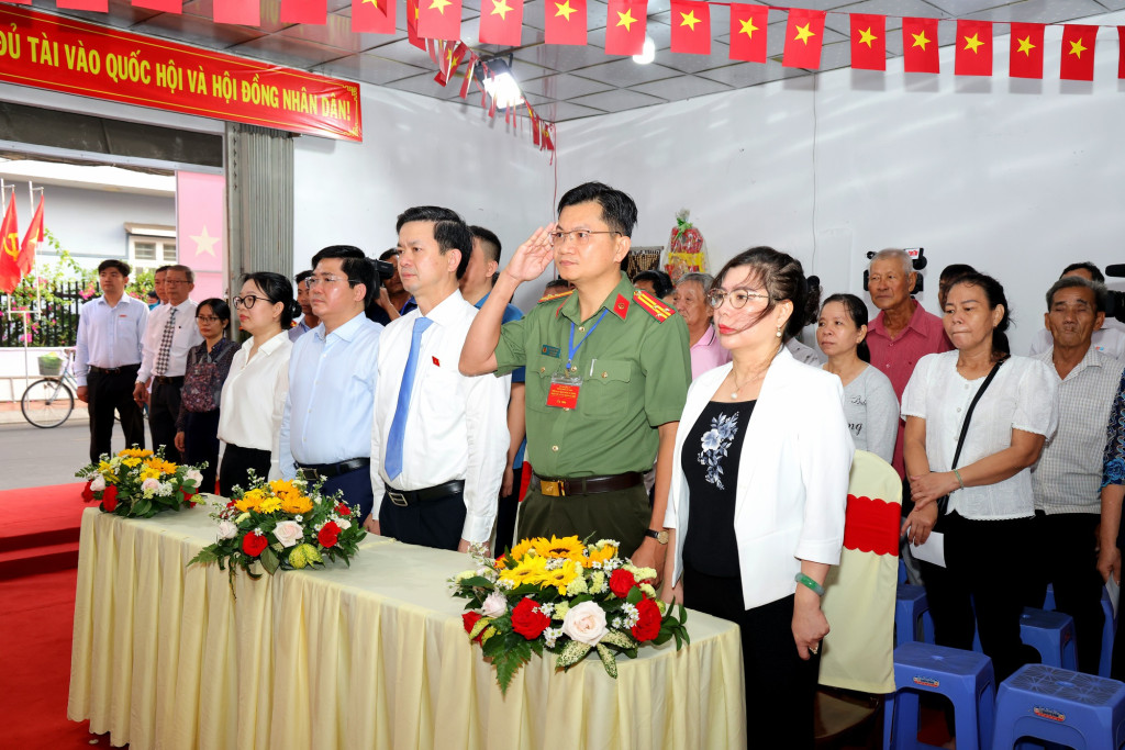 Ông Lê Quang Tùng (áo trắng, giữa), Bí thư Thành ủy Cần Thơ và các cử tri chào cờ tại Điểm bầu cử số 22 phường Ninh Kiều, TP. Cần Thơ (Ảnh: VGP/Lê Sơn)