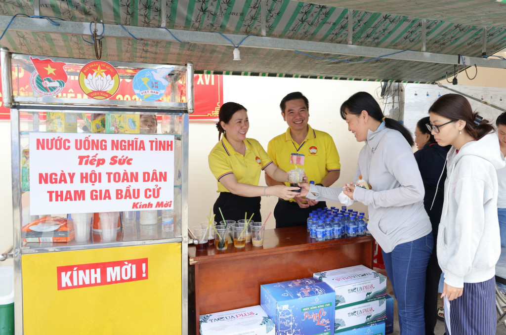 Tổ bỏ phiếu số 16, phường Ninh Kiều , TP. Cần Thơ phục vụ nước uống cho cử tri (Ảnh: VGP/Lê Sơn)