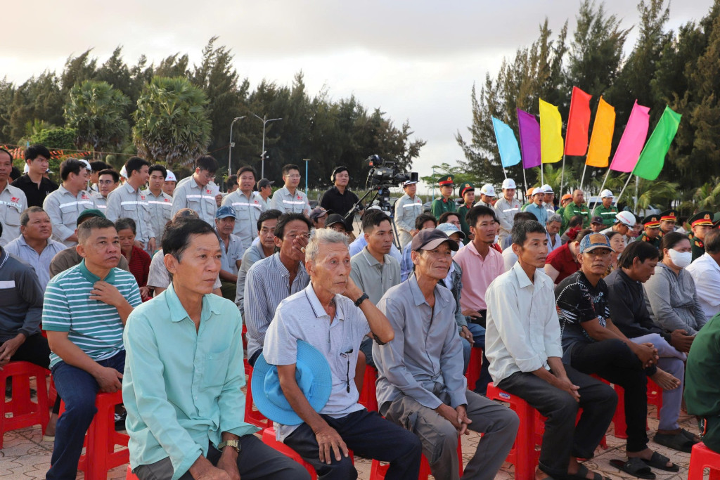 Ở xã Đất Mũi (tỉnh Cà Mau) – điểm cực Nam của Tổ quốc, đông đảo cử tri đã có mặt từ sớm để tham gia bầu cử trong không khí trang trọng, phấn khởi