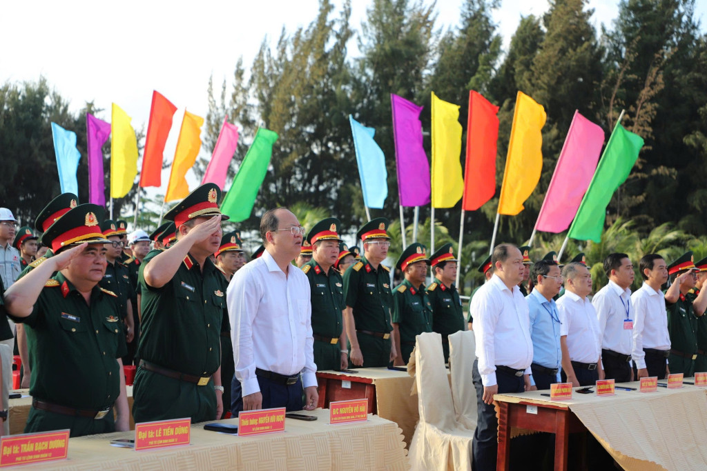 Bí thư Tỉnh ủy Cà Mau Nguyễn Hồ Hải tham dự lễ khai mạc và bỏ phiếu tại điểm bầu cử Khai Long, xã Đất Mũi, tỉnh Cà Mau (Ảnh: VGP/Lê Sơn)