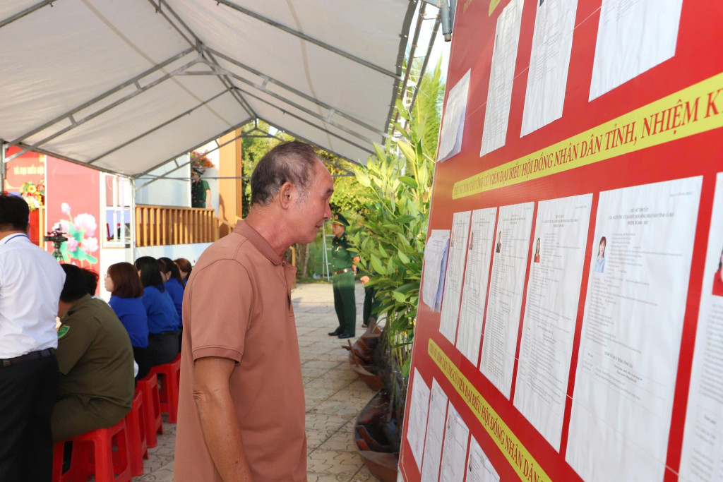 Cử tri tại điểm bầu cử Khai Long, xã Đất Mũi, tỉnh Cà Mau (Ảnh: VGP/Lê Sơn)