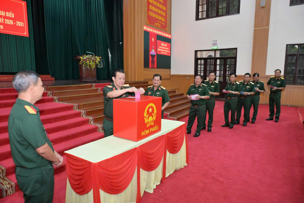 Cán bộ, chiến sĩ lực lượng vũ trang thuộc Quân khu 9 tham gia bỏ phiếu bầu đại biểu Quốc hội khóa XVI và đại biểu HĐND các cấp nhiệm kỳ 2026–2031. Việc tổ chức bầu cử trong các đơn vị được triển khai nghiêm túc, đúng quy định, bảo đảm quyền và nghĩa vụ công dân của cán bộ, chiến sĩ (Ảnh: VGP/Lê Sơn)