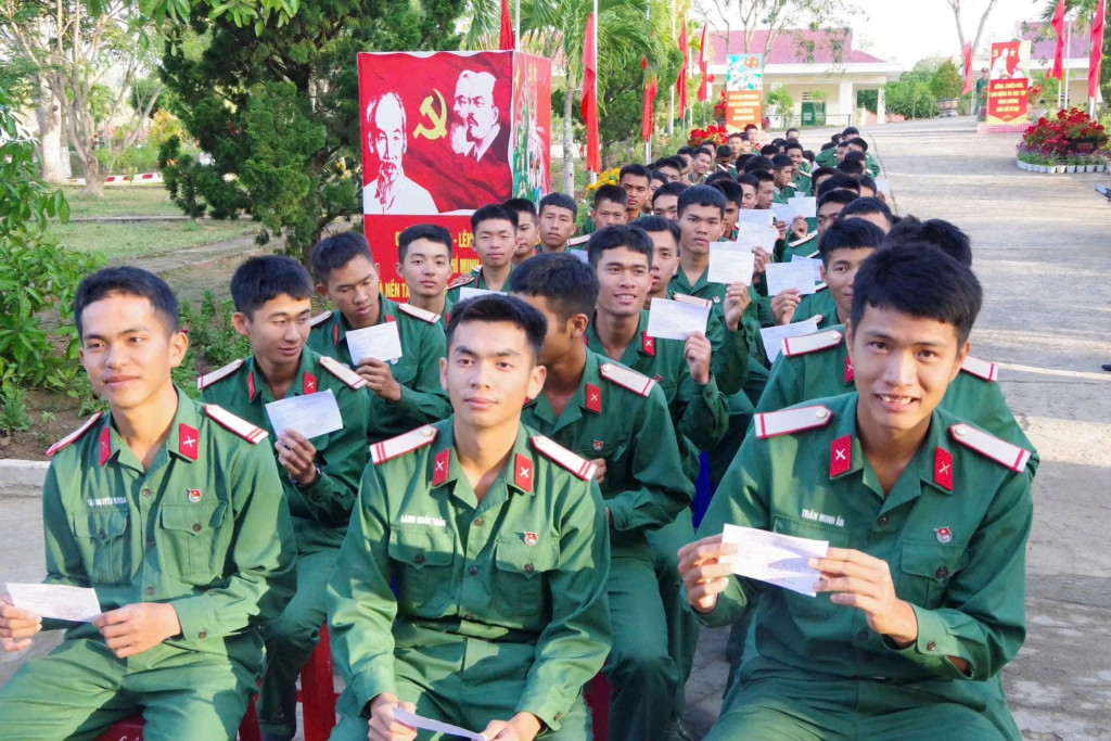 Các chiến sĩ trẻ của các đơn vị lực lượng vũ trang Quân khu 5 thực hiện nghĩa vụ và quyền công dân trong Ngày hội non sông (Ảnh: VGP/Nhật Anh)