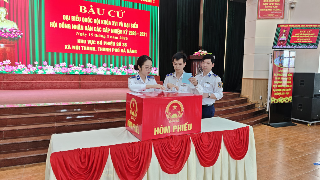 Lực lượng Cảnh sát biển tham gia bỏ phiếu bầu cử tại xã Núi Thành, TP. Đà Nẵng (Ảnh: VGP/Nhật Anh)
