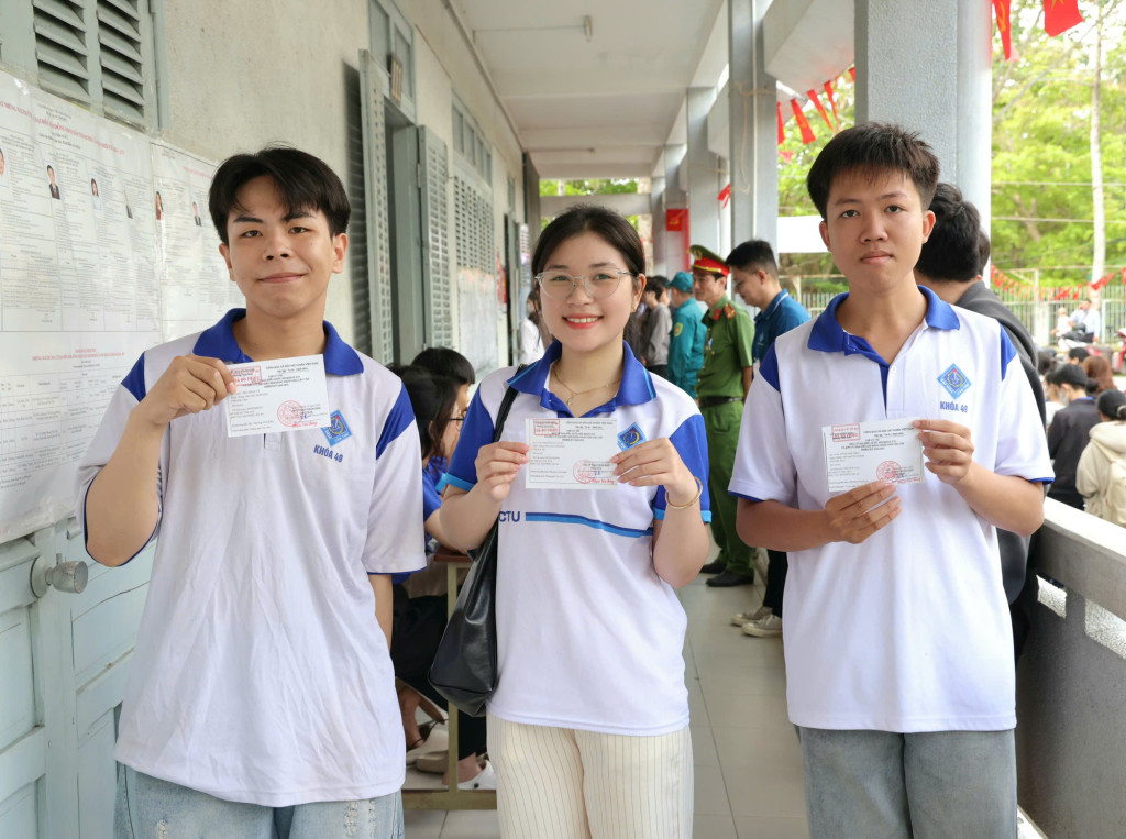 Sinh viên Đại học Cần Thơ háo hức thực hiện quyền công dân (Ảnh: VGP/Lê Sơn)