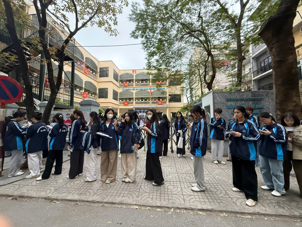 Đông đảo sinh viên Đại học Sư phạm Hà Nội tham gia bỏ phiếu trong ngày bầu cử, thể hiện sự quan tâm của thế hệ trẻ đối với đời sống chính trị của đất nước và việc lựa chọn những đại biểu tiêu biểu đại diện cho ý chí, nguyện vọng của nhân dân (Ảnh: VGP/Thúy Hà)
